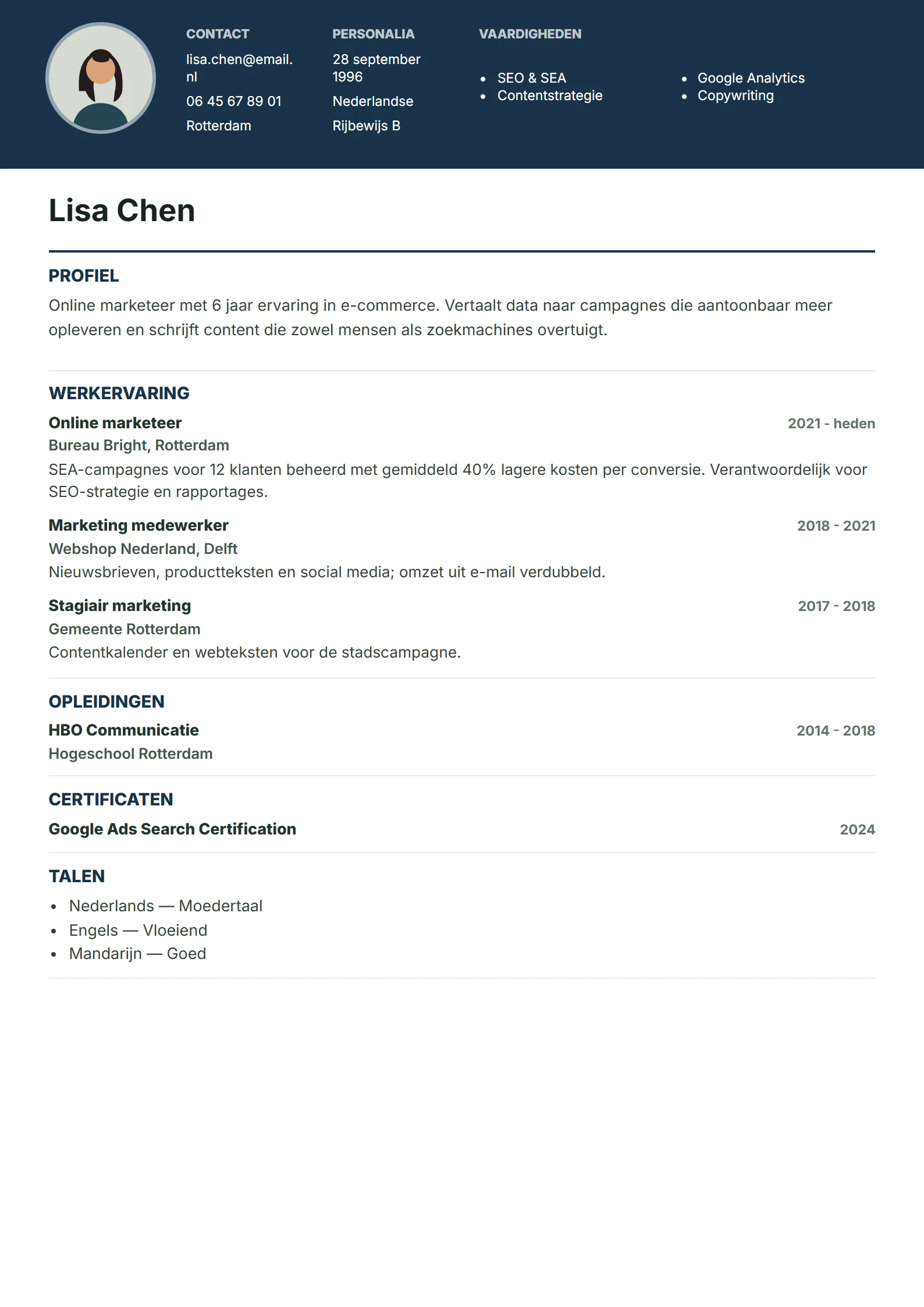 Voorbeeld-CV in het Skyline template: online marketeer, kleurenband met ronde foto